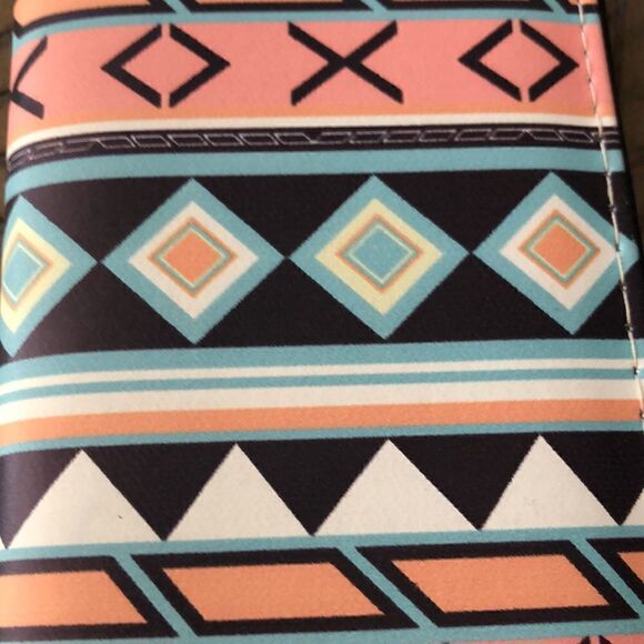 NWT Vegan Southwest Look 👀 Zip Wallet. Zip and card compartments. Secure! - Picture 3 of 17